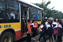 Xe buýt 60 chỗ chở gần 120 học sinh, CSGT cũng bất ngờ 