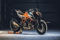 Siêu naked-bike KTM 1290 Super Duke RR “cháy hàng” sau 48 phút 