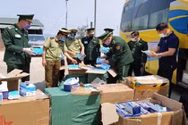 Xe khách vận chuyển gần 30.000 khẩu trang y tế, 98 bộ đồ bảo hộ y tế ra nước ngoài