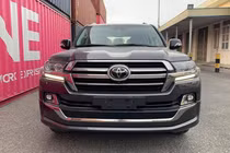 "Đập thùng" Toyota Land Cruiser V8 2021 hơn 6 tỷ về Việt Nam