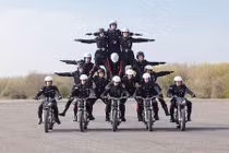 Xem đội biểu diễn Hoàng gia Anh “làm xiếc” trên môtô PKL