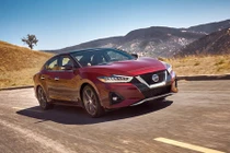 Nissan Maxima mới chốt giá 790 triệu đấu Toyota Avalon