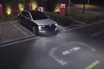 Huawei ra mắt robot sạc ôtô điện không cần đến tài xế