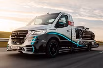 Mercedes-Benz Sprinte bán tải "khủng long", bán ra hơn 3,4 tỷ đồng