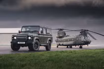Land Rover Defender đặc biệt phong cách máy bay Không quân Hoàng gia Anh