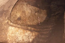 Căn phòng bí mật bên dưới một ngôi nhà tiết lộ những bí ẩn về thời kỳ đồ sắt