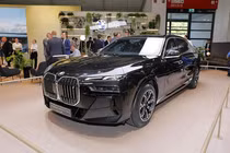 Cận cảnh BMW i7 Protection - sedan điện bọc thép chống đạn đầu tiên