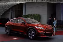 Xe điện Ford Mustang Mach-E chạy được 482km/1 lần sạc 