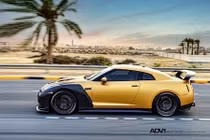 Dân chơi Bahrain “độ hết bài” Nissan GT-R vàng carbon