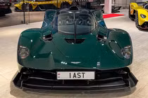 Aston Martin Valkyrie Spider đầu tiên có giá tới hơn 93 tỷ đồng