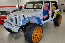 Dân chơi chi 2 tỷ đồng độ Jeep Wrangler màu mè nhất thế giới