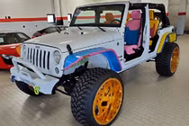 Dân chơi chi 2 tỷ đồng độ Jeep Wrangler màu mè nhất thế giới