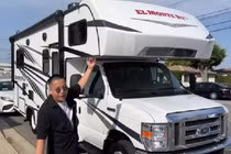 Khoa Pug lái “nhà di động” 2,4 tỷ phượt quanh đất Mỹ trong 72h