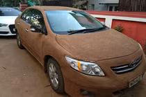 Hyundai i20 Elite "mặc áo" phân bò để... chống nóng và trang trí