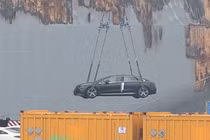 Mercedes-Benz EQE bị ngâm vào bồn nước đề phòng nguy cơ cháy lại