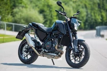 Nked bike KTM Duke 690 phiên bản 2016 có gì “hot“?