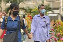 Sao TP.HCM chưa cho F0 không triệu chứng đi làm như Long An, Cà Mau?