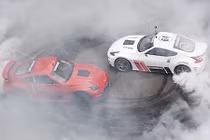 Nissan 370Z drift "đỉnh cao" trong trung tâm thương mại 