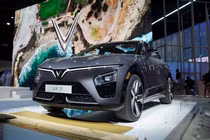 VinFast VF7 2023 ra mắt phiên bản Eco và Plus tại LAAS 2022