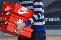 Nike gỡ toàn bộ sản phẩm khỏi trang web của Amazon