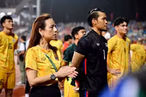 Fans Thái đưa lời khuyên sốc cho trưởng đoàn bóng đá 'Madam Pang'