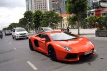 Siêu xe tiền tỷ Lamborghini Aventador lăn bánh trên phố Việt 