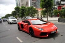 Siêu xe tiền tỷ Lamborghini Aventador lăn bánh trên phố Việt 