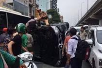 Hà Nội: Ô tô Mercedes gây tai nạn lật nghiêng, cứu tài xế ra ngoài an toàn