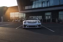 Siêu xe Porsche 911 cuối cùng hơn 11,7 tỷ đồng gây quỹ COVID-19