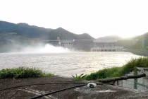 Hồ thủy điện Sơn La và Thác Bà đồng loạt xả lũ