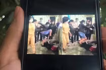 Nữ sinh lớp 10 bị đánh hội đồng