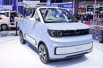 Wuling Hongguang Mini EV Cabrio - mui trần siêu rẻ tại Trung Quốc