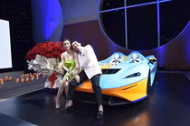 Vợ chồng Minh Nhựa "show hàng" bên siêu xe McLaren Elva trăm tỷ