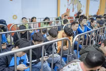 Fan công nghệ Hà Nội xếp hàng chờ mua OPPO Reno2 F 