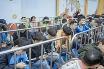 Fan công nghệ Hà Nội xếp hàng chờ mua OPPO Reno2 F 