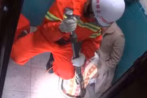 Dùng... thìa cứu người phụ nữ mắc kẹt trong bồn cầu