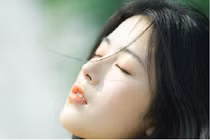 Tôi vừa bế con rời tòa, mẹ chồng đã đứng chờ đưa cho 200 triệu