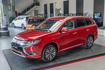 Mitsubishi Outlander đang giảm tới 126 triệu đồng, "đấu" Honda CR-V