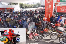 Hàng triệu xe máy tại Trung Quốc "đội rét" về quê ăn Tết 