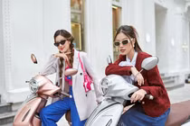 Yamaha Grande Hybrid đọ dáng cặp mẫu Linh-Ánh lên đồ chuẩn Insta-girl