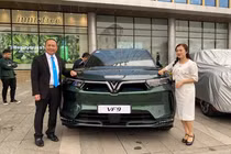 "Hàng nóng" VinFast VF9 chạy điện chính thức đến tay khách Việt