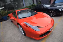 "Hàng hiếm" Ferrari 458 Italia đỏ rực trên phố Sài Gòn