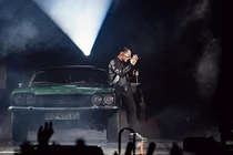 Sơn Tùng M-TP "xách" xế cổ lên sân khấu Sky Tour