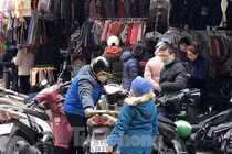 Quần áo ấm giá rẻ đổ tràn vỉa hè Hà Nội những ngày giá rét