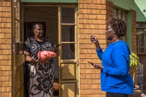 Hướng dẫn viên ở châu Phi chiên cá, rửa xe để mưu sinh