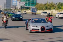 Dân chơi Việt "phát thèm" với dàn Bugatti Chiron triệu đô của đại gia Campuchia