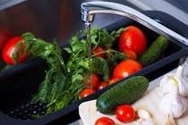 Mẹo rửa sạch rau quả cực nhanh cho mùa hè