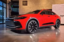 Toyota Crown Sedan 2024 - “xe bộ trưởng” hoàn toàn mới có gì?