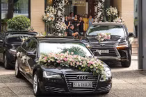 Dàn xe sang tiền tỷ rước hoa hậu Thu Thảo “về dinh“