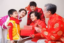 Bỏ mặc bố mẹ già đón Tết đi du lịch, tân tiến” hay mất lễ nghĩa? 